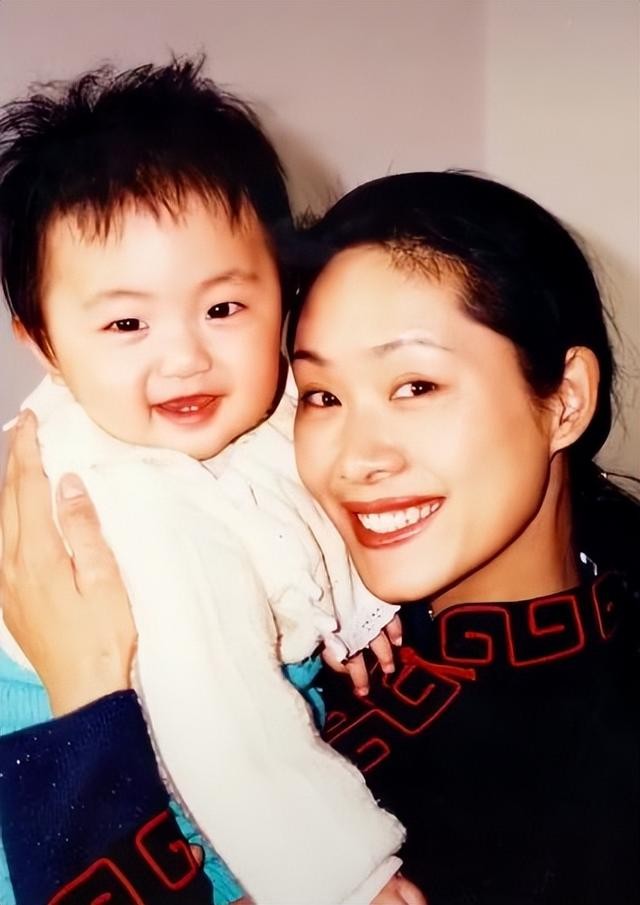 于文华:与李凡离婚后,二婚嫁给钢琴家被宠成公主,女儿颜值超高