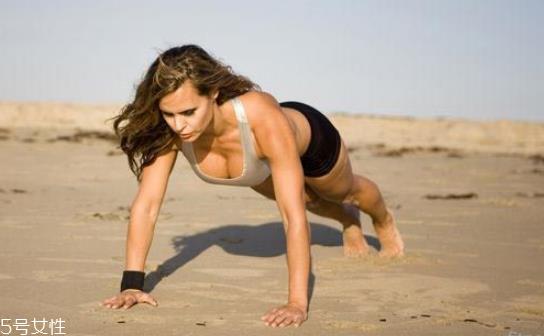 俯卧撑的呼吸方法 女生俯卧撑的正确锻炼方法 俯卧撑的呼吸方法 女生俯卧撑的正确锻炼方法
