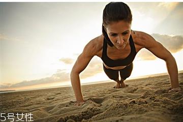 俯卧撑的呼吸方法 女生俯卧撑的正确锻炼方法 俯卧撑的呼吸方法 女生俯卧撑的正确锻炼方法