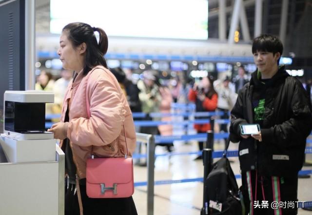 大张伟老婆（大3岁刘迎打扮朴素好勤快）