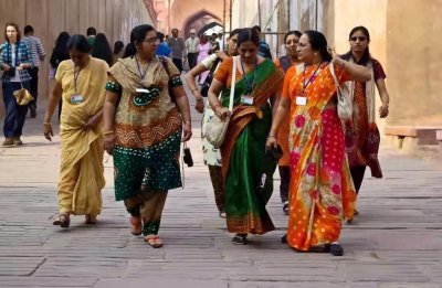 ​揭秘印度女性纱丽下的秘密：传统与时尚的完美融合