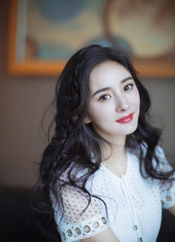 杨幂换发型了，双马尾搭配牛仔夹克衫，轻轻松松美回18岁！