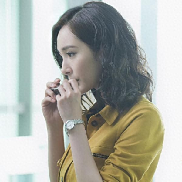 杨幂换发型了，双马尾搭配牛仔夹克衫，轻轻松松美回18岁！