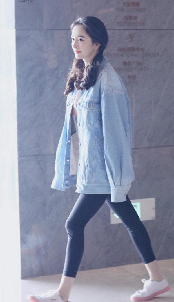 杨幂换发型了，双马尾搭配牛仔夹克衫，轻轻松松美回18岁！
