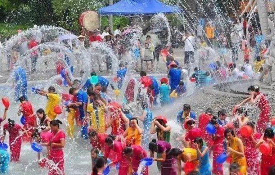 生活傣族的传统节日是什么 傣族泼水节的风俗简介  1