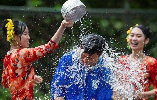 生活傣族的传统节日是什么 傣族泼水节的风俗简介  3