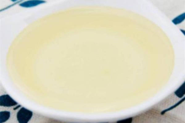 槐花蜜可以空腹喝吗 槐花蜜什么时候喝最好 槐花蜜可以空腹喝吗 槐花蜜什么时候喝最好