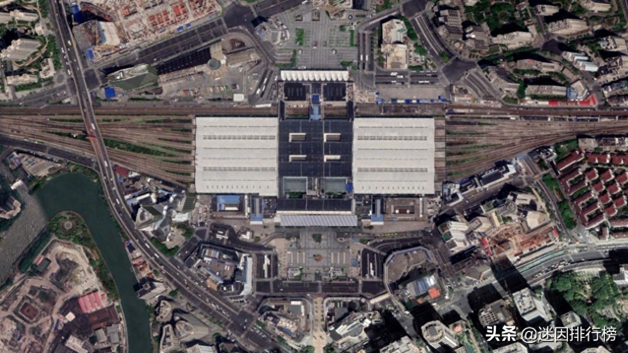 航拍动车D952次（上海至成都东）各车站，途经合肥和汉口