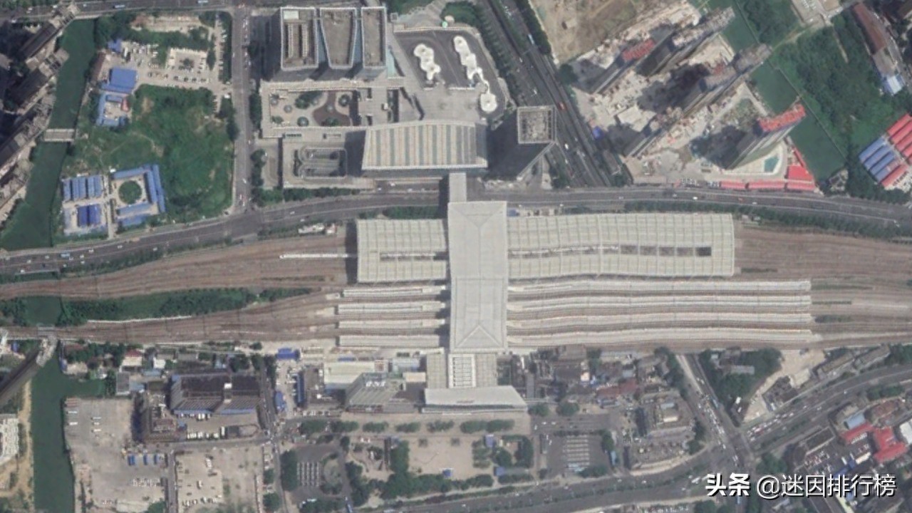 航拍动车D952次（上海至成都东）各车站，途经合肥和汉口