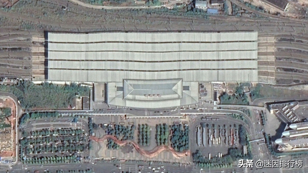 航拍动车D952次（上海至成都东）各车站，途经合肥和汉口