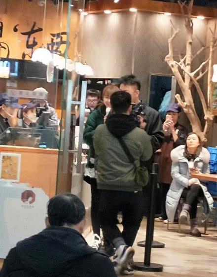 杜海涛沈梦辰晒婚纱后再度同框 心急网友喊话海涛:“快抱美人归”