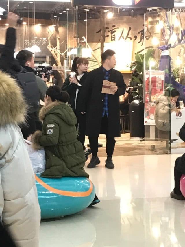 杜海涛沈梦辰晒婚纱后再度同框 心急网友喊话海涛:“快抱美人归”