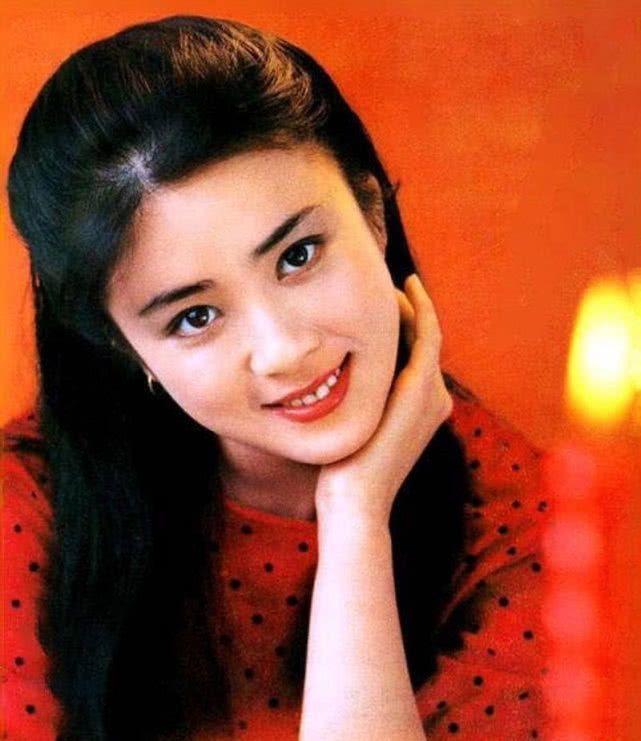 她们不是同名同姓，也不是姐妹，年龄相差21岁，却长得有9成像