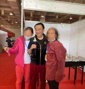 ​74岁侯耀华近况曝光，平易近人状态佳，曾送徒弟假包生活拮据？