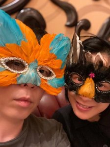 ​朱茵晒与老公合影！搂黄贯中肩膀好娇羞，旧爱周星驰却至今独身？