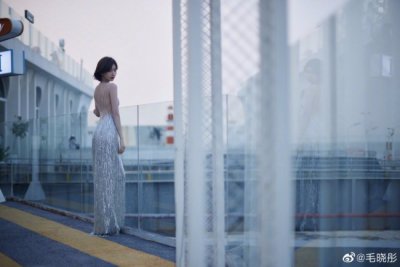 ​34岁毛晓彤晒银色流苏裙随拍 海边踱步大秀美背