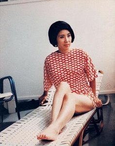 ​1960年，张灵甫妻子王玉玲在美国留影，32岁她身材性感，风韵犹存