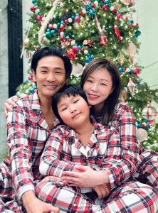 ​杜德伟62岁圣诞合影爆光，小24岁妻子颜值在线，儿子小眼睛成焦点