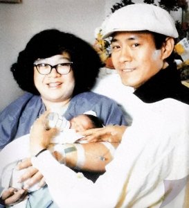 ​父亲为台湾黑帮元老，邓光荣也不敢惹，难怪郑少秋愿当30年老婆奴