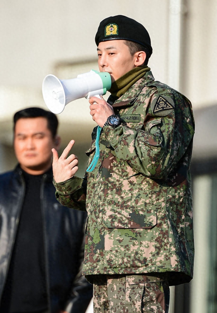 权志龙正式退伍，军装皮靴露脸帅气十足，手腕的卡西欧手表太潮了