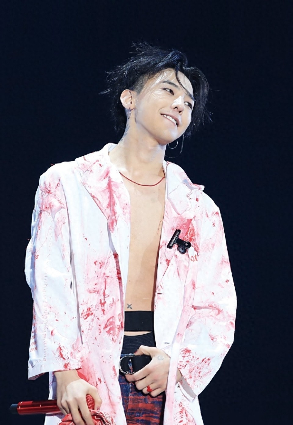 权志龙正式退伍，军装皮靴露脸帅气十足，手腕的卡西欧手表太潮了