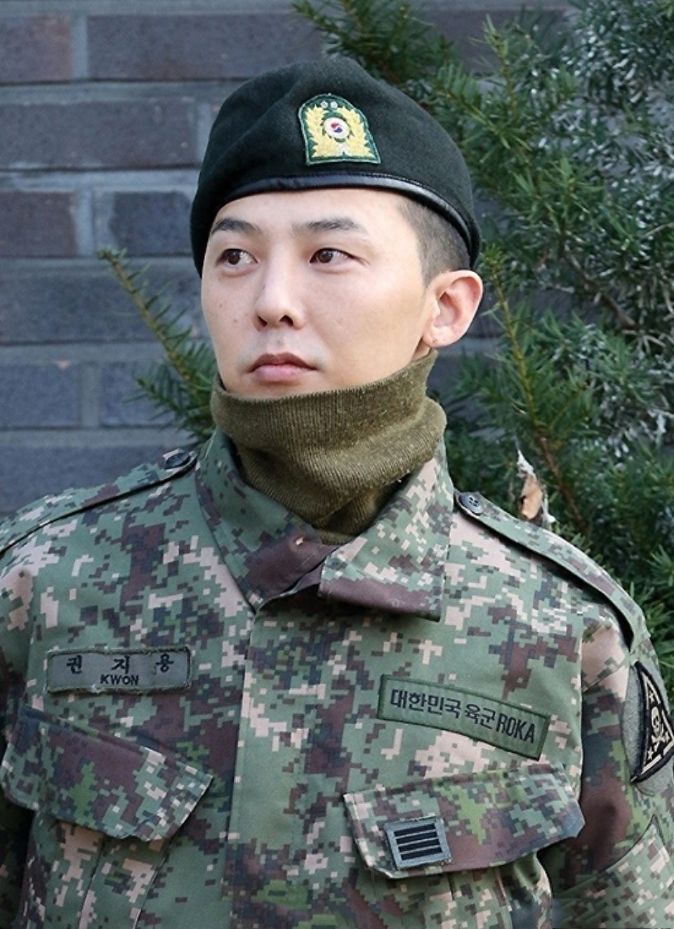 权志龙正式退伍，军装皮靴露脸帅气十足，手腕的卡西欧手表太潮了