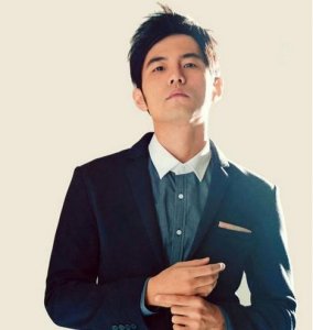 ​周杰伦坦承自己并不是偶像，也不指望别人因为相貌而注意到自己！