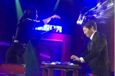 ​“神曲”天后王蓉又闯祸了 砸伤主持人还在笑？