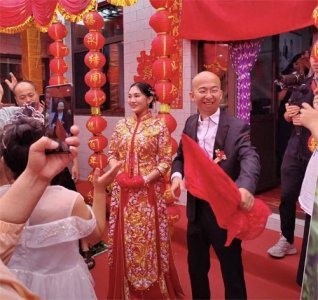 ​“丑角”巨兴茂好福气！小15岁妻子怀孕，挺大肚做瑜伽仍娇艳如花