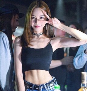 ​别只会做卷腹了！4个练腹动作，练出女神马甲线身材