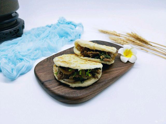 烧饼的做法电饼铛家庭版(烧饼夹烤肉利仁电饼铛)(1)