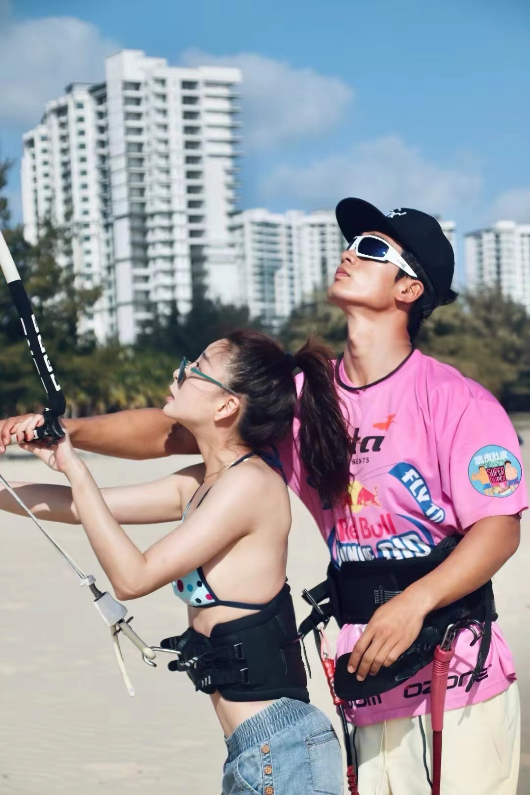 殷桃外出聚餐被偶遇，满脸通红身材火辣，桌上摆多瓶茅台酒显豪横