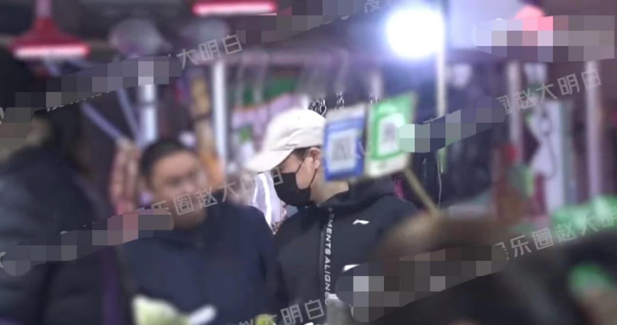 张颂文低调现身菜市场被偷拍！穿百元外套接地气，大火后依旧朴素