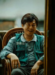 ​张颂文低调现身菜市场被偷拍！穿百元外套接地气，大火后依旧朴素