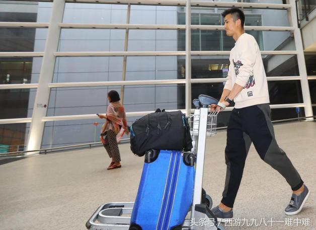 林丹和谌龙最后一次交手（机场照你觉得谁帅）(3)