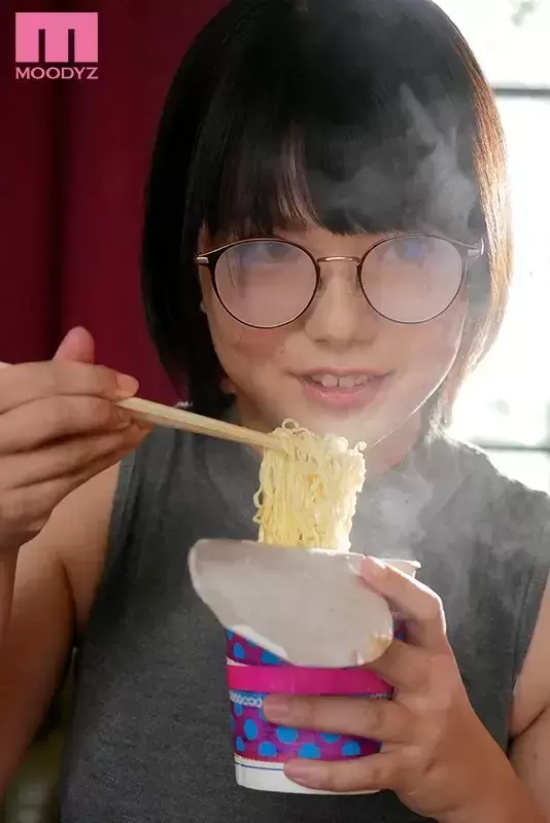 巨灯眼镜妹初爱ねんね写真分享,拍片时也不肯摘眼镜!