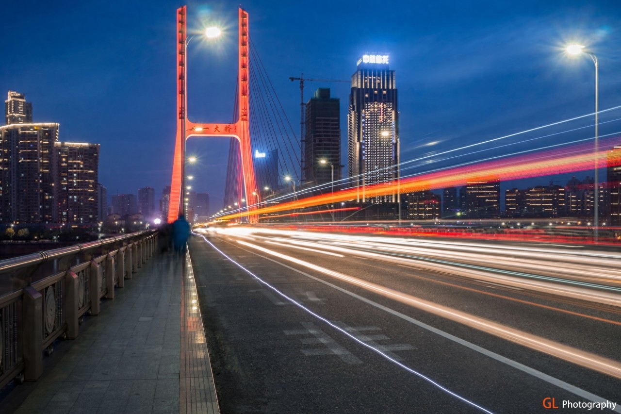 以建军命名，有纪念意义的省内第一座斜拉索大桥