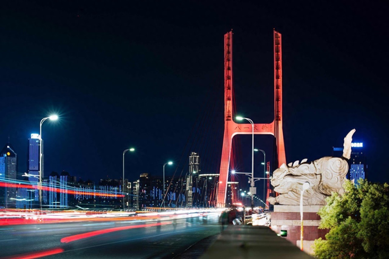 以建军命名，有纪念意义的省内第一座斜拉索大桥