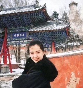 ​1992年，王祖贤在五台山拍摄的老照片，时尚感放现在也不落伍。