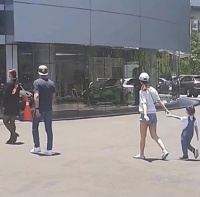 霍建华林心如个人资料(林心如带女儿散步晒老公近照)