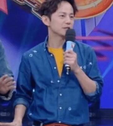 何炅忘拉裤链漏出“粉内裤”放大截图让人尴尬,网友:是时尚!