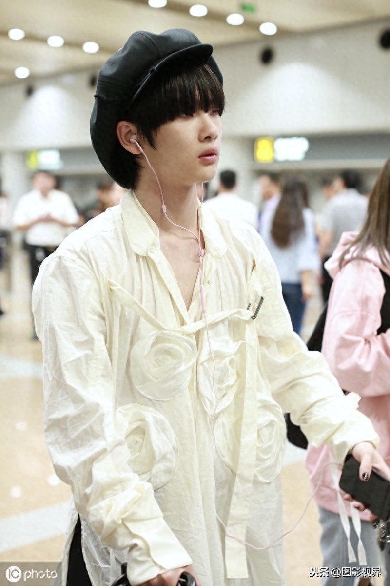 男歌手周震南现身机场，穿白衣服戴贝雷帽，涂黑色指甲油个性十足