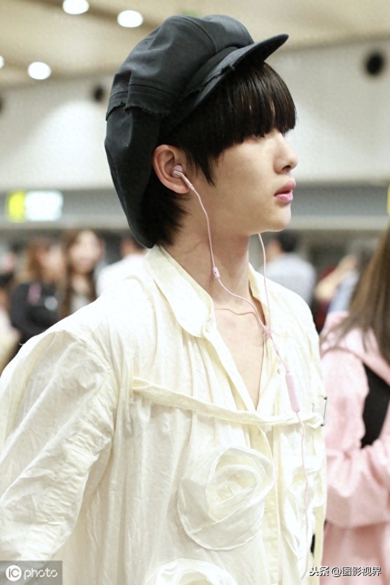 男歌手周震南现身机场，穿白衣服戴贝雷帽，涂黑色指甲油个性十足