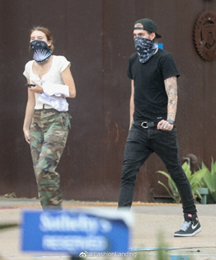 Presley Gerber和女友现身,