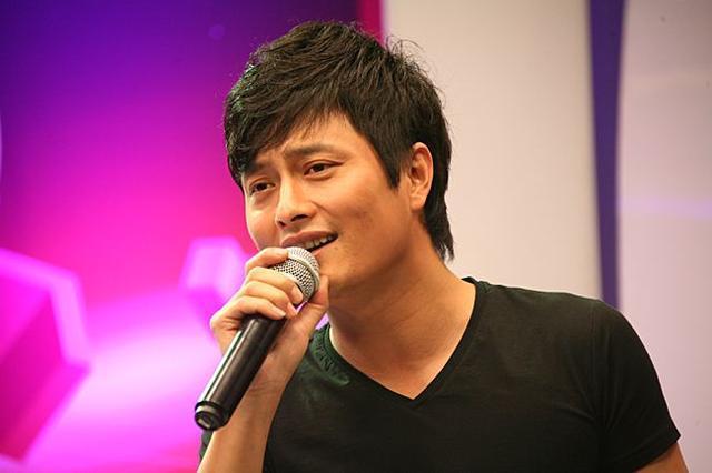 从《星光大道》走红最正能量的歌手，成名后与妻子离婚另有隐情？