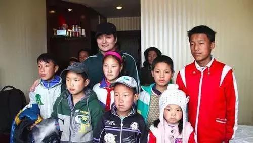 从《星光大道》走红最正能量的歌手，成名后与妻子离婚另有隐情？