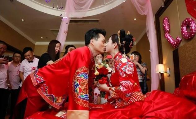 从《星光大道》走红最正能量的歌手，成名后与妻子离婚另有隐情？