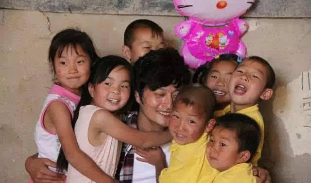 从《星光大道》走红最正能量的歌手，成名后与妻子离婚另有隐情？