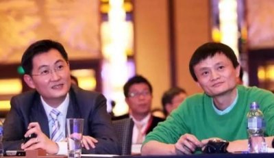 ​51岁马化腾罕见露面，嘴唇发白双眼无神状态差，全程面无表情似AI