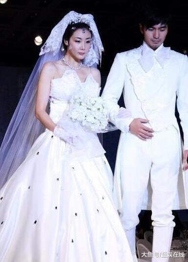 《天国的阶梯》让她成为国民女神, 但43岁才嫁出去, 原因令人震撼